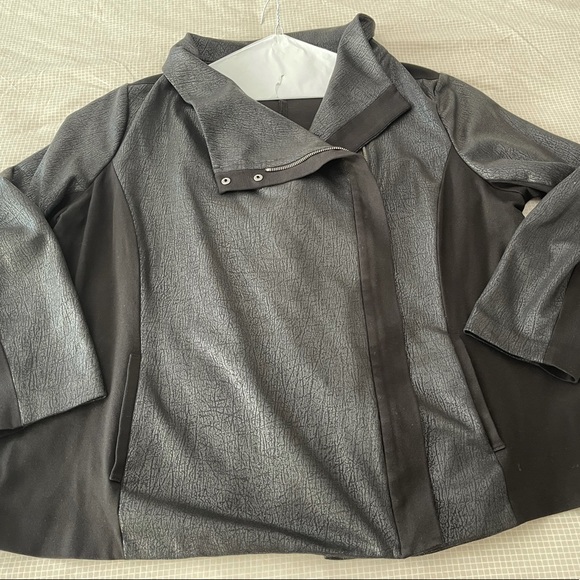 Black Vince Camuto motorcycle jacket size 3X plus in great condition - Picture 5 of 6